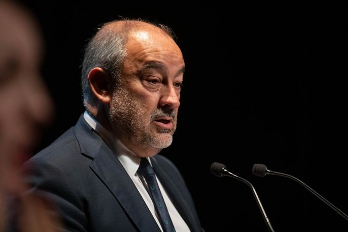 Archivo - El rector de la UCLM, Julián Garde, interviene durante la celebración de la gala del 40º aniversario de la Universidad de Castilla-La Mancha (UCLM), en el Teatro Municipal Quijano, a 2 de junio de 2026, en Ciudad Real, Castilla-La Mancha (España