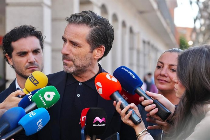 El portavoz nacional del PP, Borja Sémper, atiende a los medios en Torrejón de Ardoz (Madrid).
