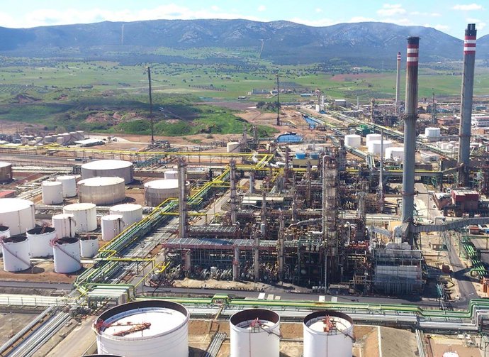 Archivo - Complejo industrial de Puertollano.