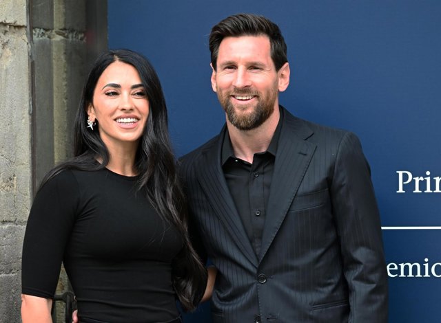 Leo Messi y Antonella Roccuzzo a su llegada al hotel Reconquista de Oviedo este jueves