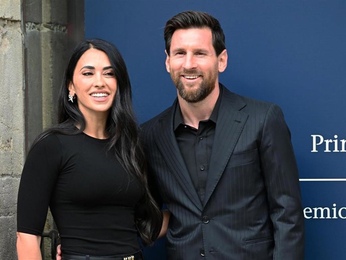 Leo Messi y Antonella Roccuzzo a su llegada al hotel Reconquista de Oviedo este jueves