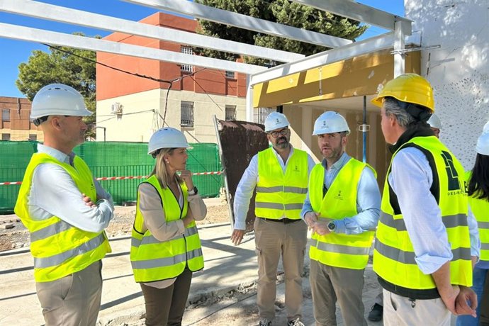 Visita de la alcaldesa de Alcalá al Centro de Adultos Diamanto García