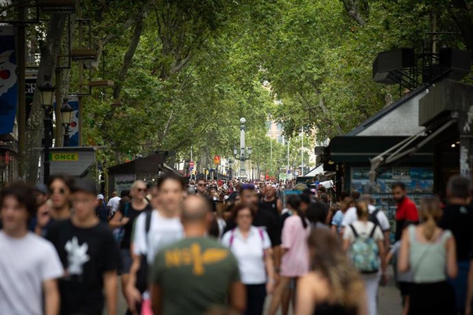 Archivo - Centenares de personas caminan por las Ramblas, en una imagen de archivo