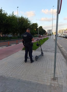 Un agente de la Policía Local de Alboraia con un patinete.