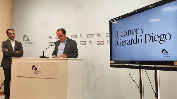 Enrique Rubio (izda) y Benito Serrano desvelan las ganadoras de los premios de poesía de la Diputación de Soria