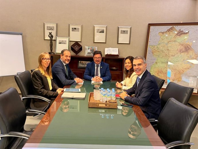 El consejero de Economía, Empleo y Transformación Digital, Guillermo Santamaría, y el consejero de Infraestructuras, Transporte y Vivienda, Francisco José Ramírez, se reúnen con la empresa AESC