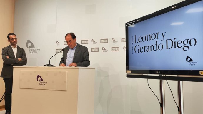 Enrique Rubio (izda) y Benito Serrano desvelan las ganadoras de los premios de poesía de la Diputación de Soria