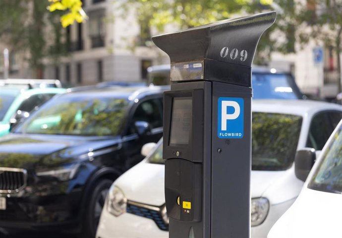 Un parquímetro, a 23 de septiembre de 2026, en Madrid (España). La medida, en caso de producirse, se orientaría a lugares donde la llegada de visitantes dificulta que los vecinos aparquen cerca de casa, como áreas con gran actividad comercial, cultural, d