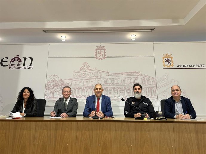 El presidente de Serfunle, el concejal Vicente Canuria (centro), en la presentación del dispositivo especial con motivo de la celebración de Todos los Santos.