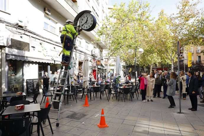 El reloj de la plaza de las Canteras de Torrero vuelve a marcar la hora tras su reparación después de 10 años