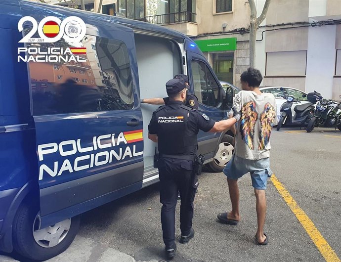 Detienen a dos hombres y tres mujeres por sustraer objetos de valor a turistas y personas mayores en Mallorca