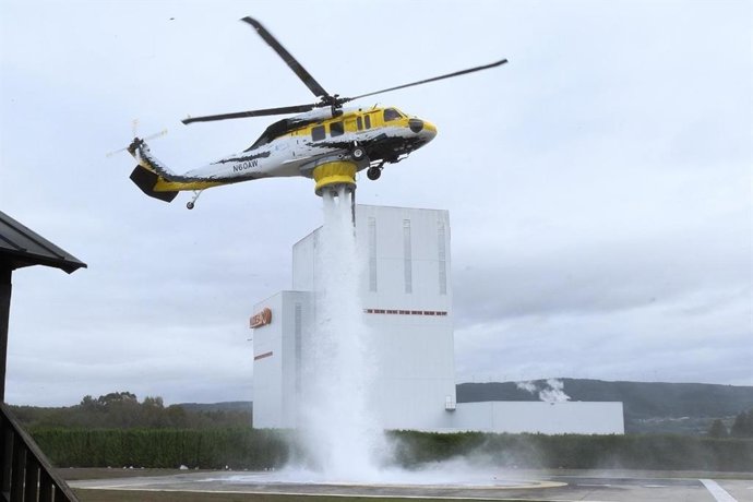 Helicóptero Black Hawk para la lucha contra el fuego en Galicia