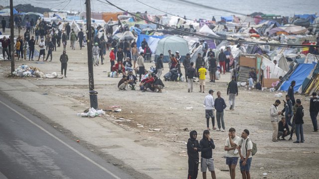 Agentes de la Policía Nacional intervienen durante el proceso de desalojo del embolsamiento de migrantes en la playa de El Trampolín, a 5 de octubre de 2026, en Ceuta (España).
