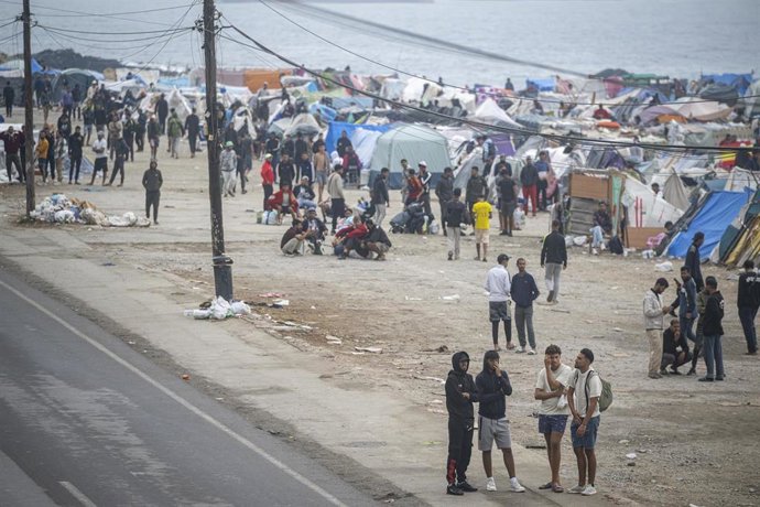 Agentes de la Policía Nacional intervienen durante el proceso de desalojo del embolsamiento de migrantes en la playa de El Trampolín, a 5 de octubre de 2026, en Ceuta (España). 
