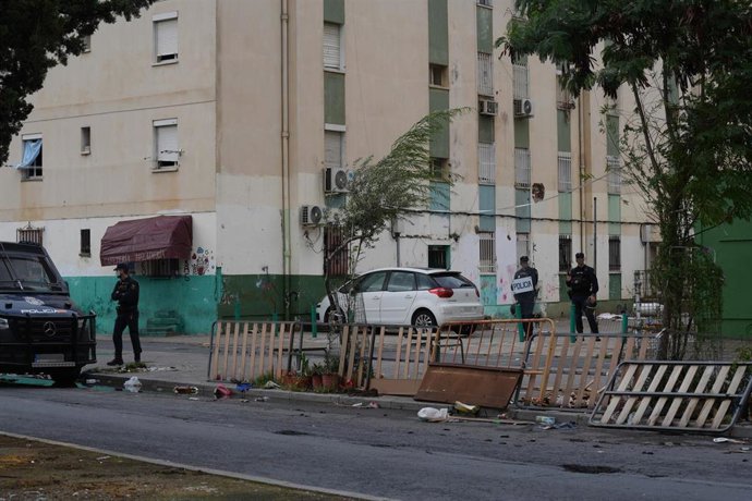 Archivo - Efectivos de la Policía Nacional desplegados en el Polígono Sur, en foto de archivo