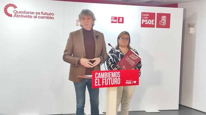 Carlos Martínez y Esther Pérez, durante su comparecencia.
