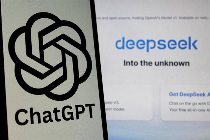 Archivo - 01 February 2025, Indonesia, Bandung: In this photo illustration, Chat GPT AI logo are displayed on a smartphone with Deepseek Website in the background. New requirements for regulating the use of artificial intelligence went into force in the E