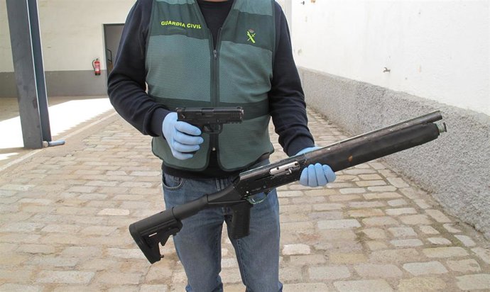 Archivo - Imagen de archivo de armas intervenidas junto a un centro de producción de marihuana en la provincia de Granada.