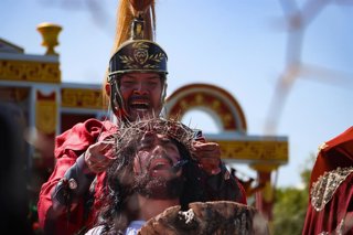 Archivo - 03 April 2026, Mexico, Iztapalapa: A person representing Jesus Christ takes part at the 183rd Reenactment of the Passion of Christ during a Good Friday procession in Iztapalapa. Photo: Carlos Santiago/eyepix via ZUMA Press Wire/dpa