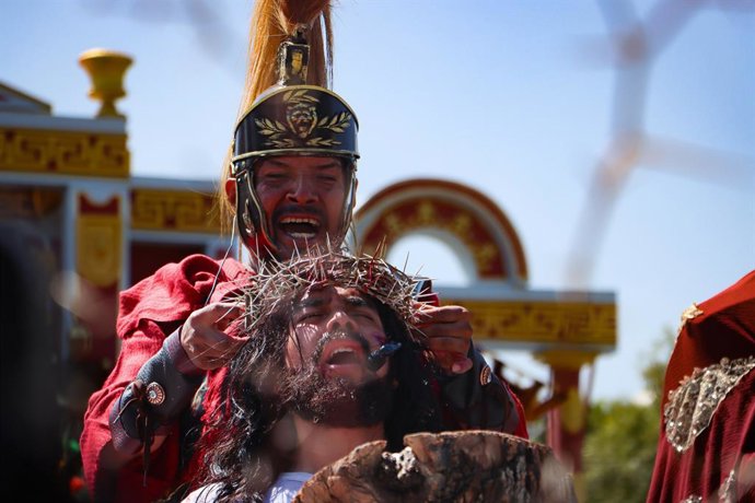 Archivo - 03 April 2026, Mexico, Iztapalapa: A person representing Jesus Christ takes part at the 183rd Reenactment of the Passion of Christ during a Good Friday procession in Iztapalapa. Photo: Carlos Santiago/eyepix via ZUMA Press Wire/dpa