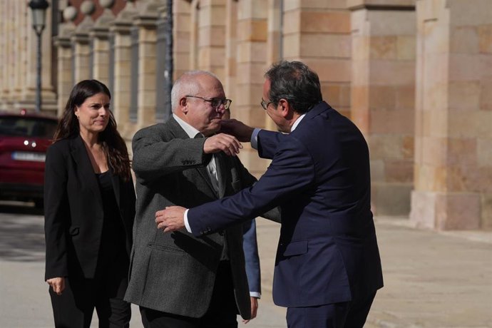 Josep Rull recibe al diputado de Junts Lluís Puig a las puertas del Parlament