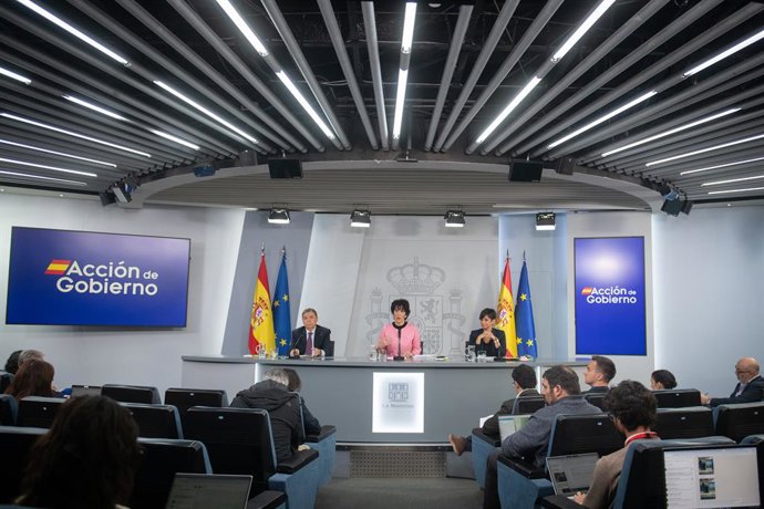 O ministro da Agricultura, Luis Planas, a ministra da Inclusão, Previdência Social e Migração, Elma Saiz, e a ministra da Habitação, Isabel Rodríguez, durante uma coletiva de imprensa após a reunião do Conselho de Ministros, em 20 de outubro de 2026, em M