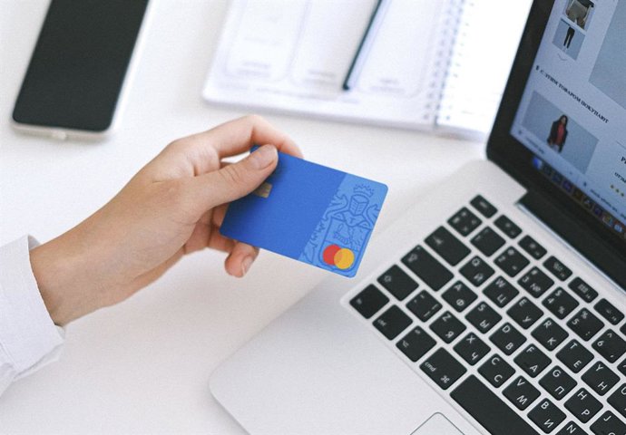 Archivo - Imagen de archivo de un consumidor con una tarjeta bancaria en la mano.