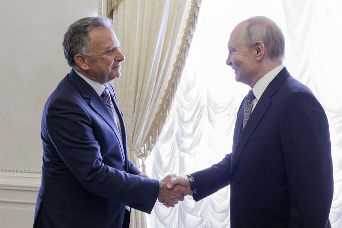 RUSSIA, ST PETERSBURG - OCTOBER 21, 2026: Vladimir Putin (R), President of Russia, and Steve Witkoff, US Special Presidential Envoy for Peace Missions, shake hands during a meeting at the Constantine Palace