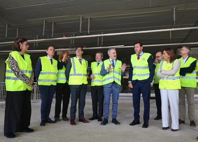 Imagen de la visita del ministro de Transportes del Gobierno, Óscar Puente, y el presidente de la Generalitat, Salvador Illa, a la estación este jueves