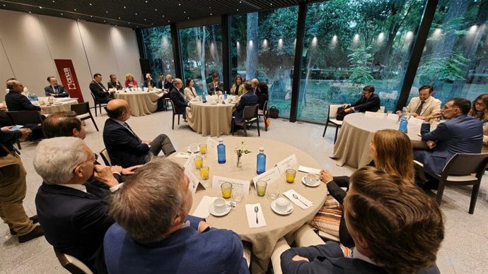 Imagen del encuentro de la vicepresidenta ejecutiva de la Comisión Europea, Teresa Ribera, con empresarios de Cesur.