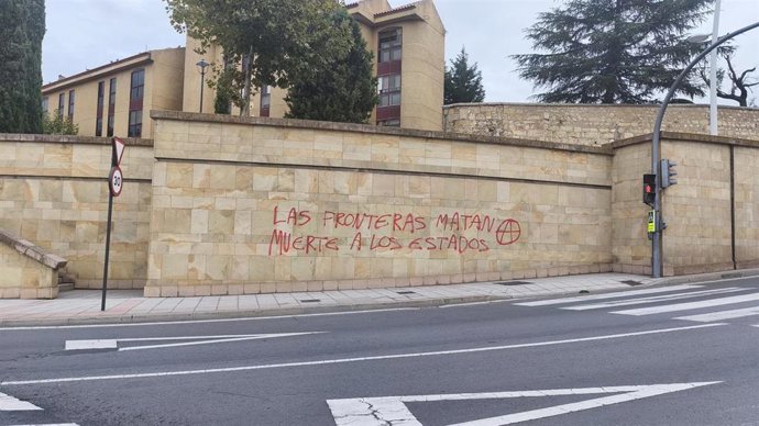 Una de las numerosas pintadas realizadas por un joven que  ha sido identificado porlas cámaras de tráfico.