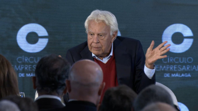 Felipe González ve "antidemocrático" llevar los decretos de vivienda a la Diputa
