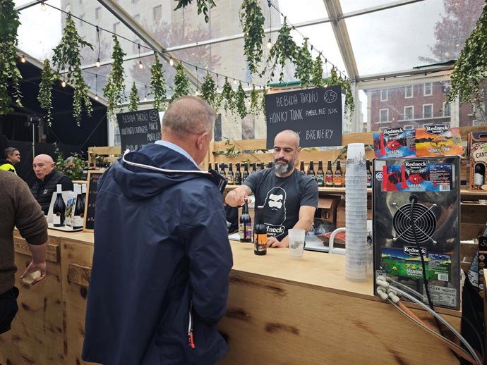 Los visitantes conversan con los productores de bebidas