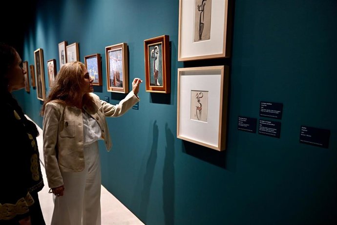 La directora artística del Museo Carmen Thyssen Málaga, Lourdes Moreno, en la muestra ’Julio González, pintor y dibujante’