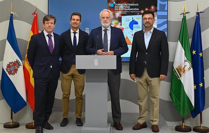 Agustín Muñoz, primer teniente de alcaldesa del Ayuntamiento de Jerez; Francisco Ramos, director comercial de CaixaBank en Cádiz y Huelva; y Alfredo Carrasco, presidente de Hostelería Jerez, presentan talleres de Ferrán Adrià en Jerez