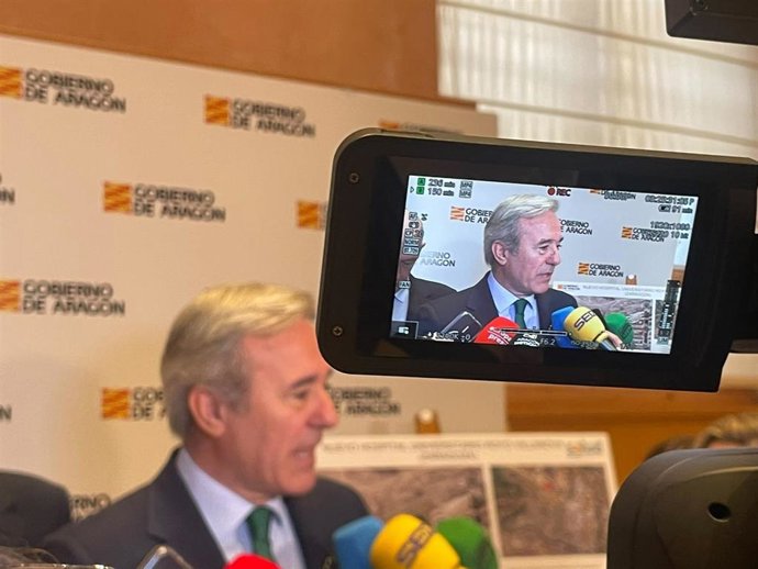 El presiente del Gobierno del Gobierno de Aragón, Jorge Azcón, atiende a los medios de comunicación en el Edificio Pignatelli.