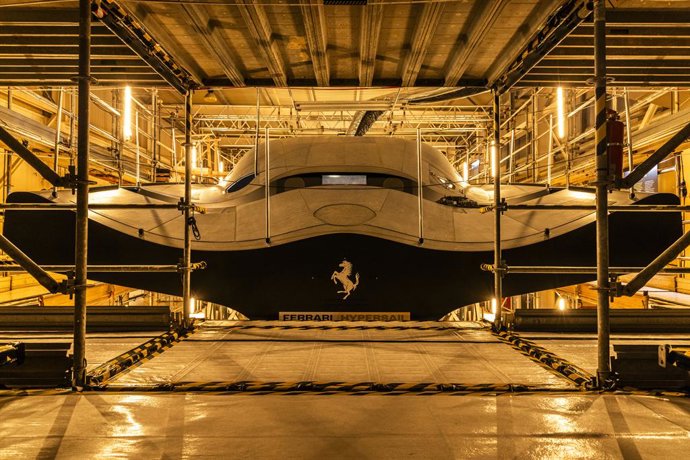 Ferrari desvela la tecnología del 'Hypersail', el monocasco 'volador' de 100 pies para las regatas oceánicas.