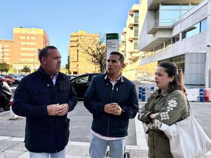 Los alcaldes de San Silvestre de Guzmán, José Alberto Macarro (izquierda), y de Villanueva de los Castillejos (Huelva), Jairo Rodríguez, junto a la secretaria de Educación del PSOE de Huelva, Irene Montiel.