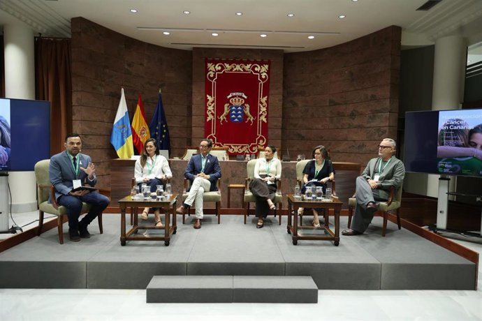La jornada institucional 'Humanización y Cáncer en Canarias' en el Parlamento de Canarias
