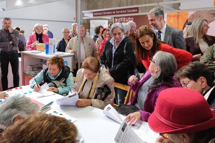 1Los Consejeros De Cultura, Turismo Y Deporte, Luis Martínez Abad, De Salud, César Pascual, Y De Inclusión Social, Juventud, Familias E Igualdad, Begoña Gómez Del Río, Visitan La III Feria De Los Mayores De Cantabria.