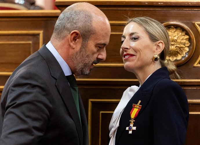 El presidente del Senado, Pedro Rollán, y la presidenta de la Junta de Extremadura, María Guardiola durante el acto institucional ‘Dignidad y memoria frente al terrorismo: un compromiso de Estado’, en el Senado.