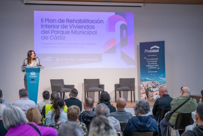 La concejala de Vivienda del Ayuntamiento de Cádiz, Ana Sanjuán, presentando a los vecinos el II Plan de Rehabilitación Interior.
