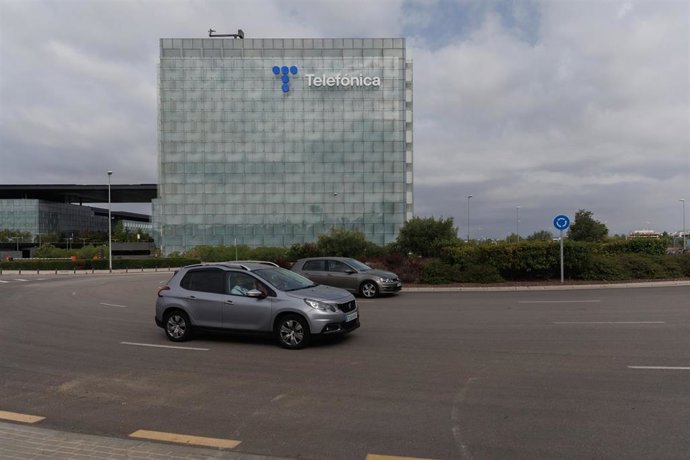Archivo - Exterior de la sede de Telefónica, en el ensanche de Las Tablas, en el distrito de Fuencarral-El Pardo, a 6 de septiembre de 2023, en Madrid (España).