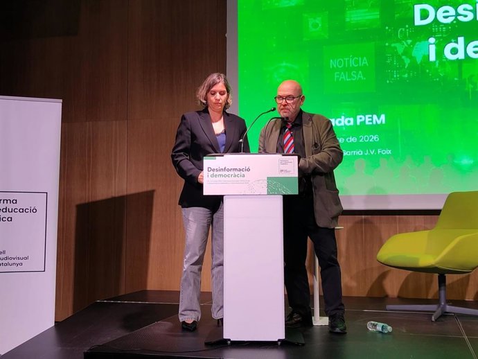 Laura Pinyol (PEM, CAC) i el periodista Xavi Casinos (PEM) llegint el manifest