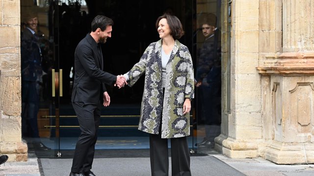Leo Messi y la directora de la Fundación Princesa de Asturias, Teresa Sanjurjo, a las puertas del la Reconquista