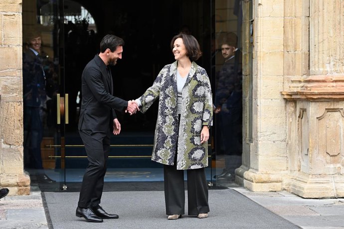 Leo Messi y la directora de la Fundación Princesa de Asturias, Teresa Sanjurjo, a las puertas del la Reconquista, a 22 de octubre de 2026, en Oviedo (España). El futbolista argentino recibirá mañana el Premio Princesa de Asturias de los Deportes 2026.