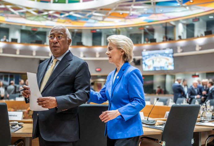 16 de outubro de 2026, Bélgica, Bruxelas: O presidente do Conselho da UE, Antonio Costa, e a presidente da Comissão Europeia, Ursula von der Leyen, participam da cúpula da UE no edifício Europa. Os líderes da UE estão discutindo medidas para impulsionar a