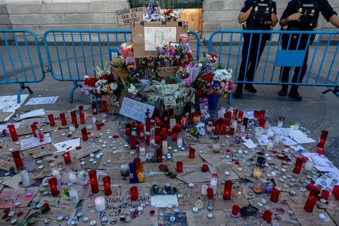 Decenas de velas y mensajes en un altar improvisado como homenaje a Maricarmen, en la Puerta del Sol, a 10 de octubre de 2026, en Madrid (España). El consejero de Vivienda, Transporte e Infraestructuras de la Comunidad de Madrid, Jorge Rodrigo, ha asegura
