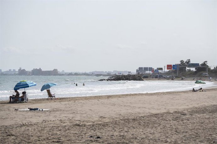 Archivo - Bañistas en la playa de Massalfassar, a 26 de agosto de 2024, en Massalfassar