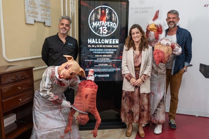 La concejala de Juventud e Infancia del Ayuntamiento de Cádiz, Gloria Bazán, en la presentación de los espectáculos de Halloween.